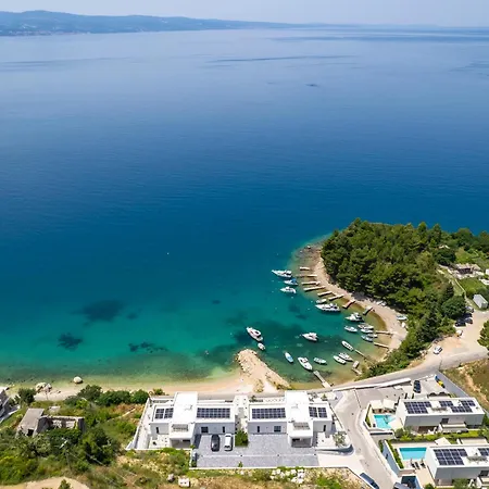 Loma, Brzet, Villa