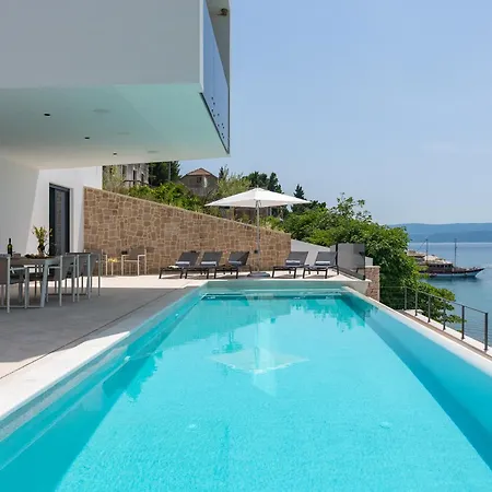 Villa Loma, Brzet, *