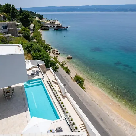 Loma, Brzet, Villa Omis