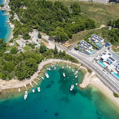 Villa Loma, Brzet,