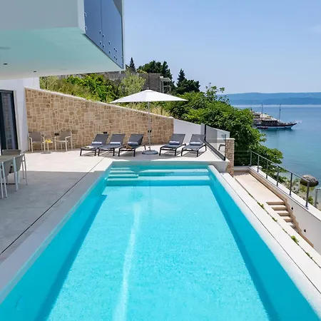 Loma, Brzet, Villa Omis