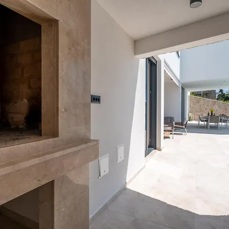 Villa Loma, Brzet, *