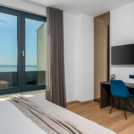 Villa Loma, Brzet, *