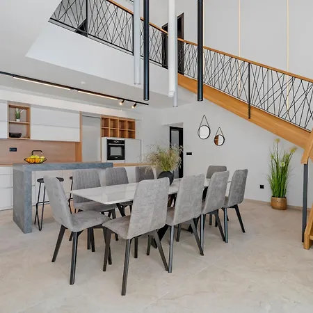 Villa Loma, Brzet, Omis